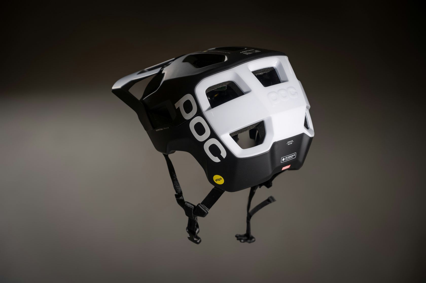 enduro helma poskytuje zvýšenou ochranu na bocích a vzadu na temeni hlavy