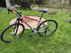 Gravel s odpruženou vidlicí 3x9 komplet Shimano Deore LX /Sora