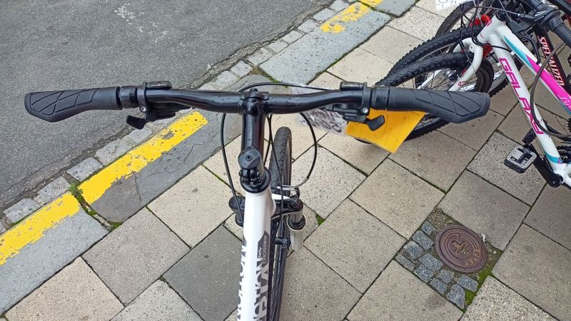 Starší renovované jízdní kolo krosové - trekingové dámské 28" Esperia
