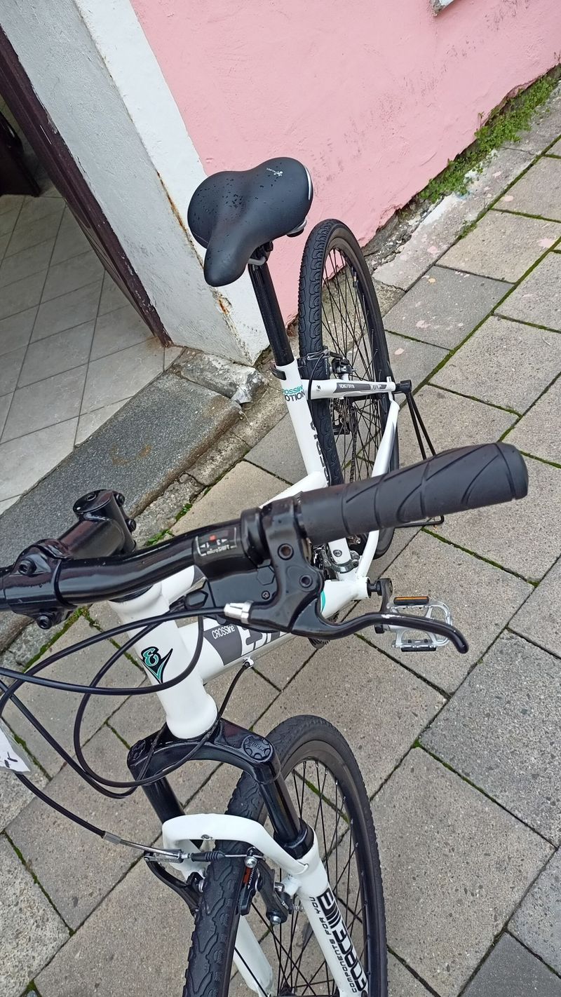 Starší renovované jízdní kolo krosové - trekingové dámské 28" Esperia