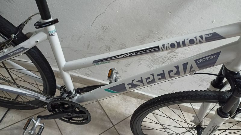 Starší renovované jízdní kolo krosové - trekingové dámské 28" Esperia