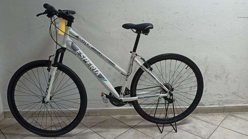 Starší renovované jízdní kolo krosové - trekingové dámské 28" Esperia