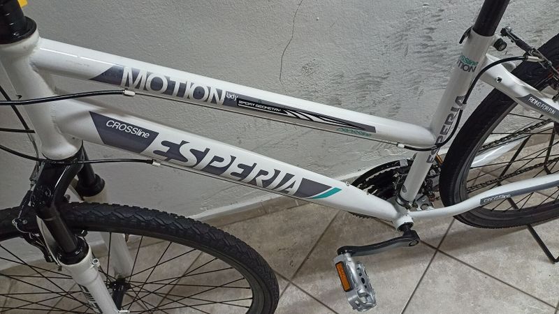 Starší renovované jízdní kolo krosové - trekingové dámské 28" Esperia