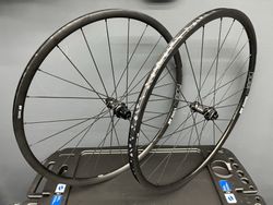 Zapletená kola DT Swiss P1800 Spline 23 DB | Shm. 11 speed | Disc | 12x142 / 12x100