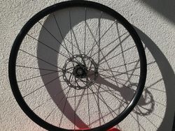 PREDNI KOLO BONTRAGER AFFINITY TLR CENTERLOCK DISC 24H 700C