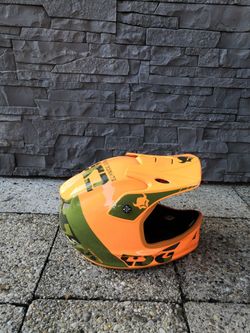 Helma velikosti M oranžovo zelená