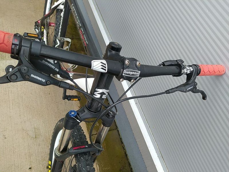 Mongoose Meteore Elite Carbon 26 velikost L