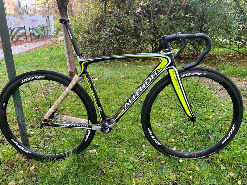 Prodám rámovou sadu Charisma 77 vel. 52cm a zapl. karbonová kola