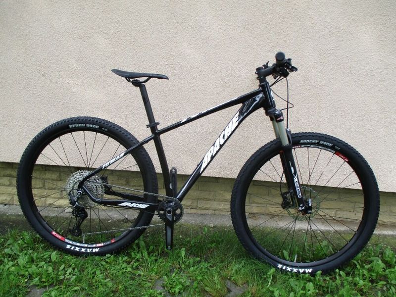 Nové kolo Apache Tuwan R3, vidlice Suntour Raidon air, osazení Shimano Deore 1x12, pevné osy