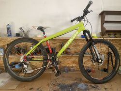 Dirt Jump speciál s vidlí Bomber 4