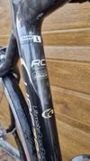 Kellys URC 7.93 carbon, vel. L