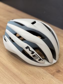 Nové helmy MET TRENTA - velikost M ve čtyřech barvách model 2022