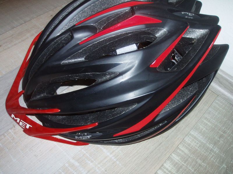 Prodám helmu MET Veleno, vel. 58-61 cm, černo-červenou, odmímatelný štítek, velice zachovalou