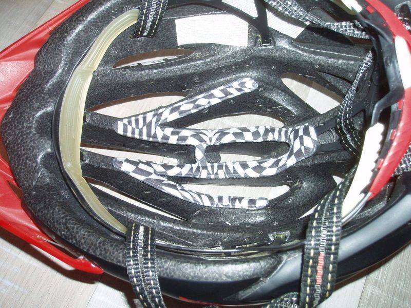 Prodám helmu MET Veleno, vel. 58-61 cm, černo-červenou, odmímatelný štítek, velice zachovalou