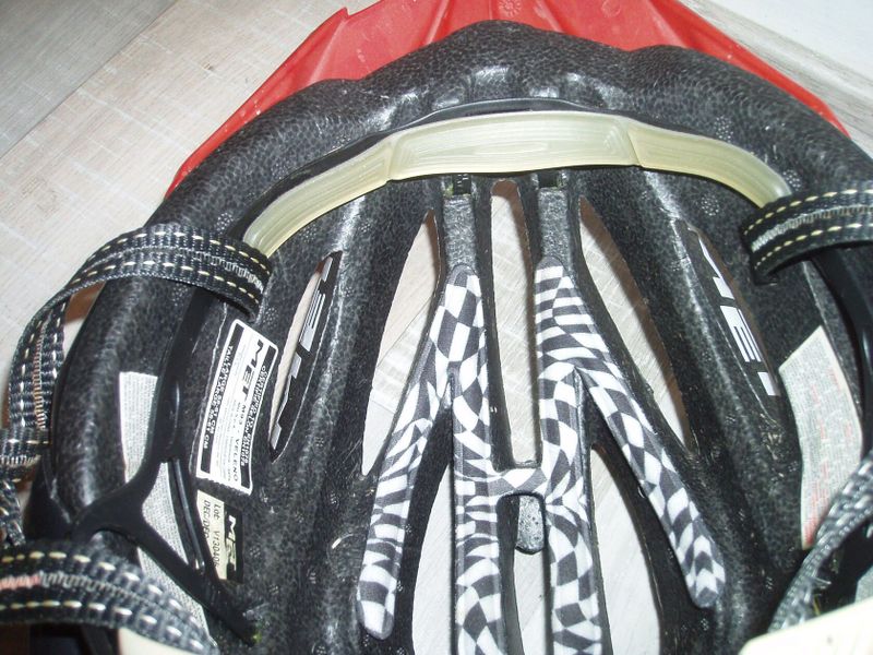 Prodám helmu MET Veleno, vel. 58-61 cm, černo-červenou, odmímatelný štítek, velice zachovalou