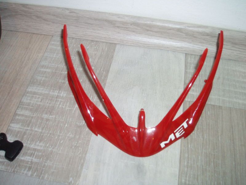 Prodám helmu MET Veleno, vel. 58-61 cm, černo-červenou, odmímatelný štítek, velice zachovalou
