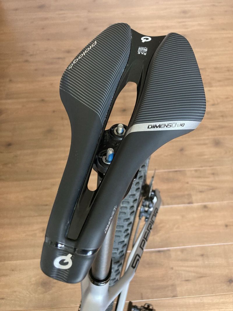 Sedlo PROLOGO Dimension T4.0 Hard Black 143 mm