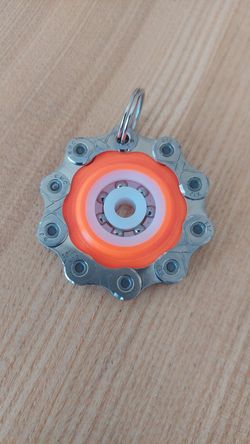 Cyklopřívěšek na klíče - spinner