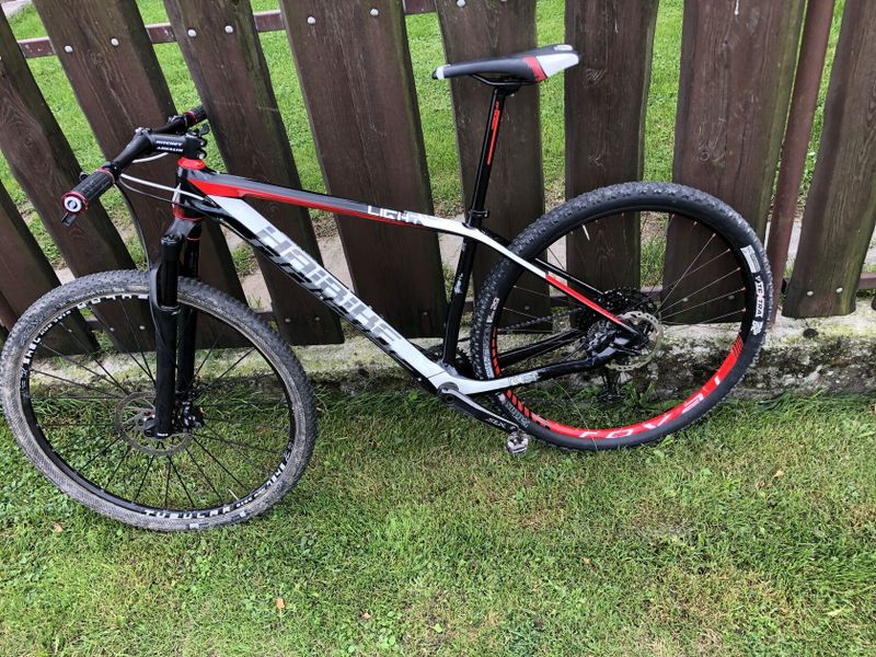 Carbon Ram, vidlice SID brain, sada XT 12 speed, váha 10,2 kg