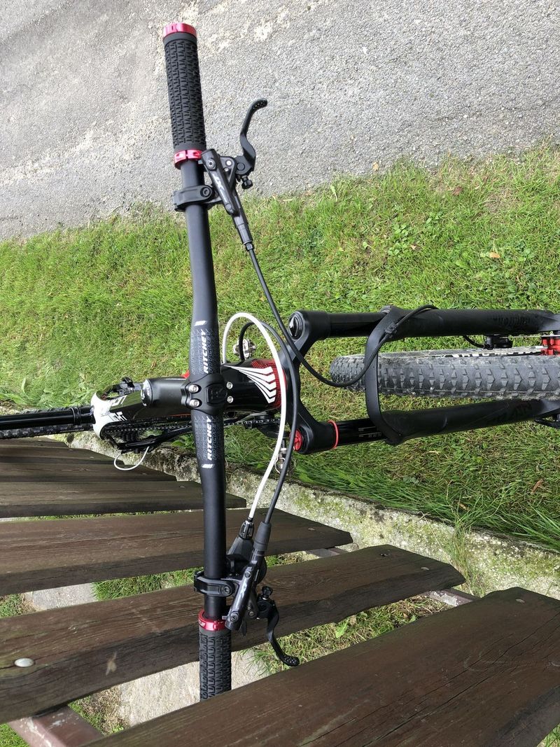 Carbon Ram, vidlice SID brain, sada XT 12 speed, váha 10,2 kg