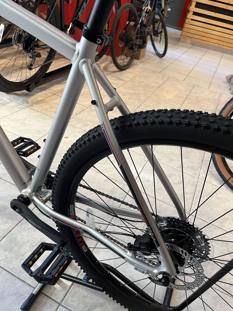 Horské kolo Fuji NEVADA 2022 17” a 19” najeto 40km