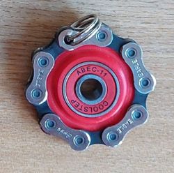 Cyklopřívěšek na klíče - spinner - speciální edice