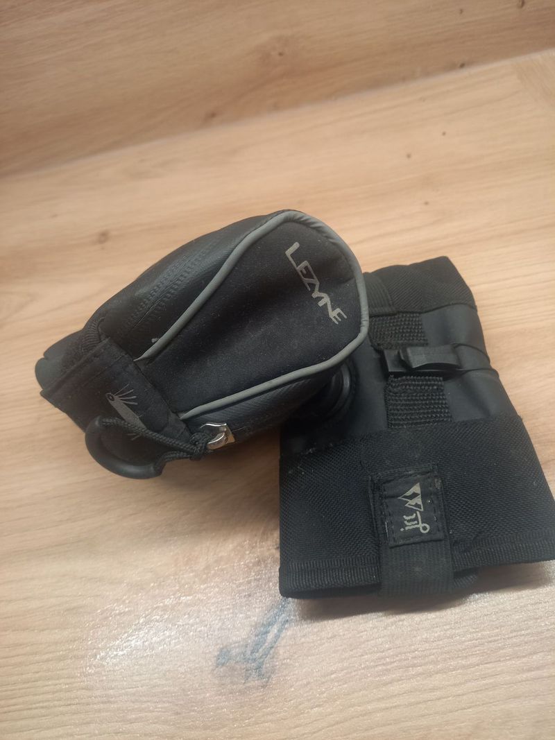 Dvě taštičky pod sedlo Lezyne a JRC
