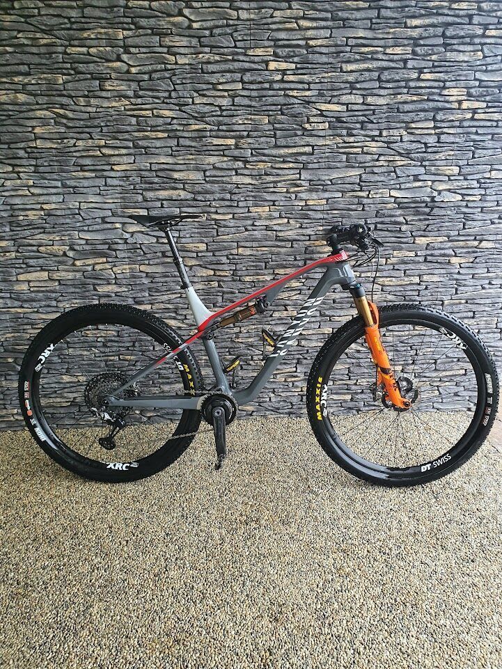 Canyon Lux CF SLX 9.0 Team + wattmetr