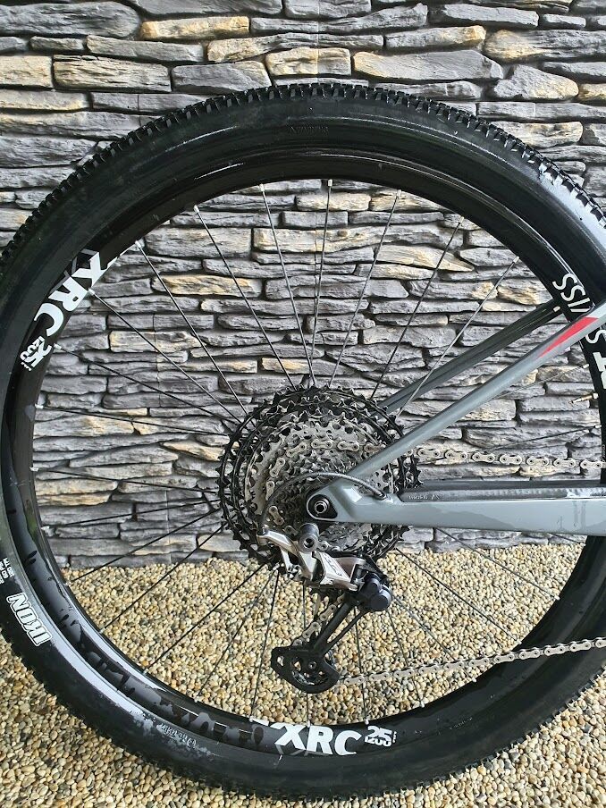 Canyon Lux CF SLX 9.0 Team + wattmetr