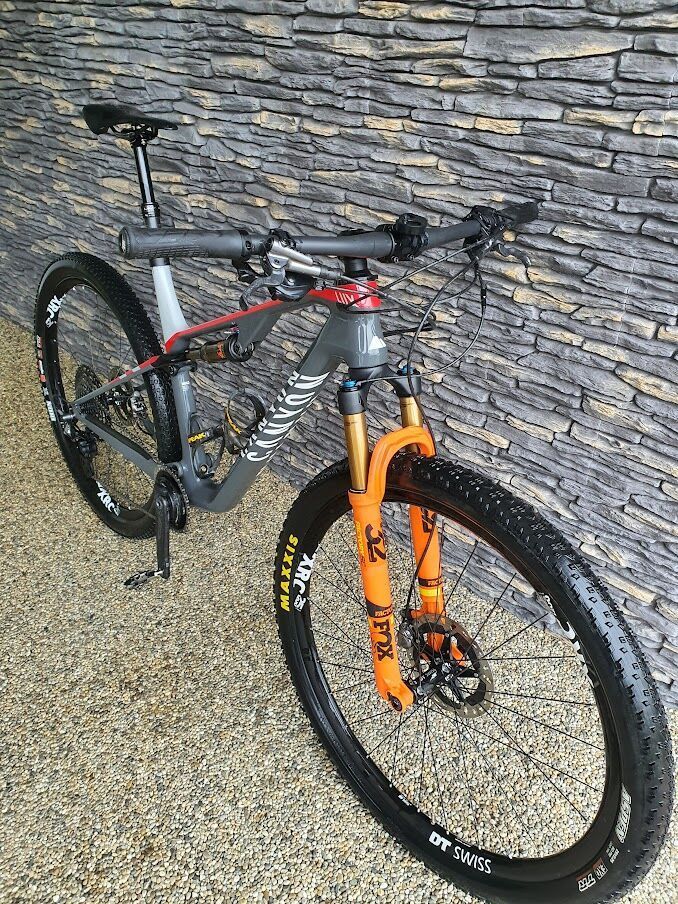 Canyon Lux CF SLX 9.0 Team + wattmetr