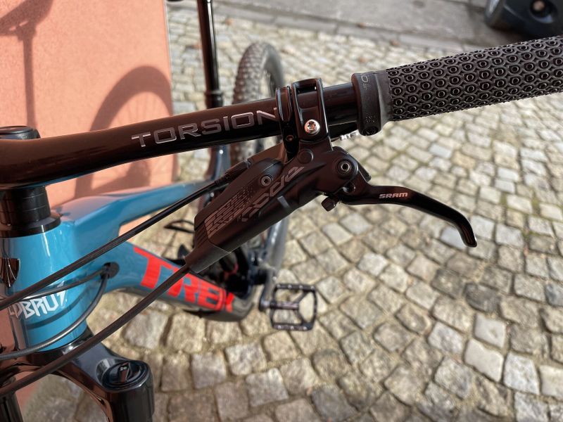 Trek Slash 2021 v super stavu