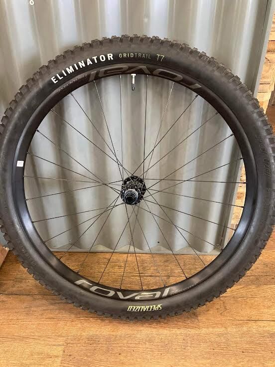 Prodám zapletené zadní kolo roval Traverse Alloy 27,5