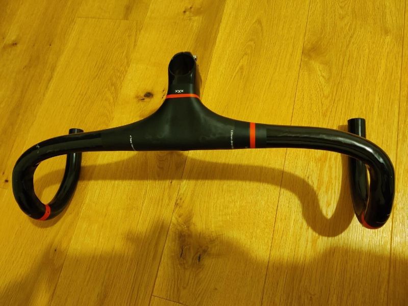 prodám kombo řidítka+představec Bontrager XXX, 90mm-420-440mm, flare 4st