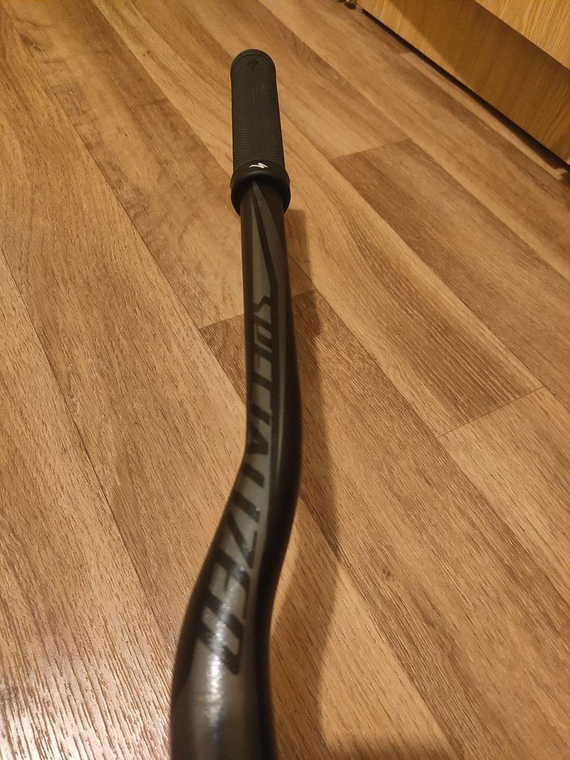 Řidítka Specialized s gripy