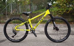 VÝPRODEJ! dětské závodní kolo 24" Force Forkys Ultra 1x10 Deore, RST First