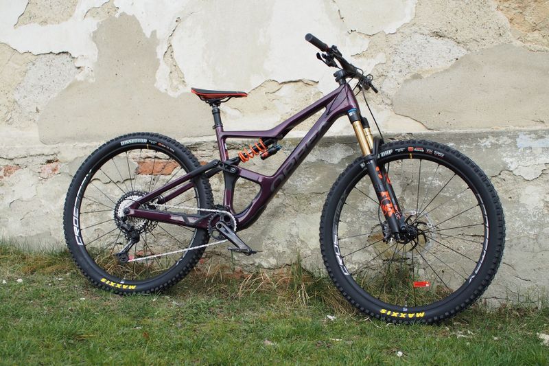 VÝPRODEJ! celoodpružené kolo 29" Orbea OCCAM M10 LT 2022 (vel. L, fialovo/oranžová)