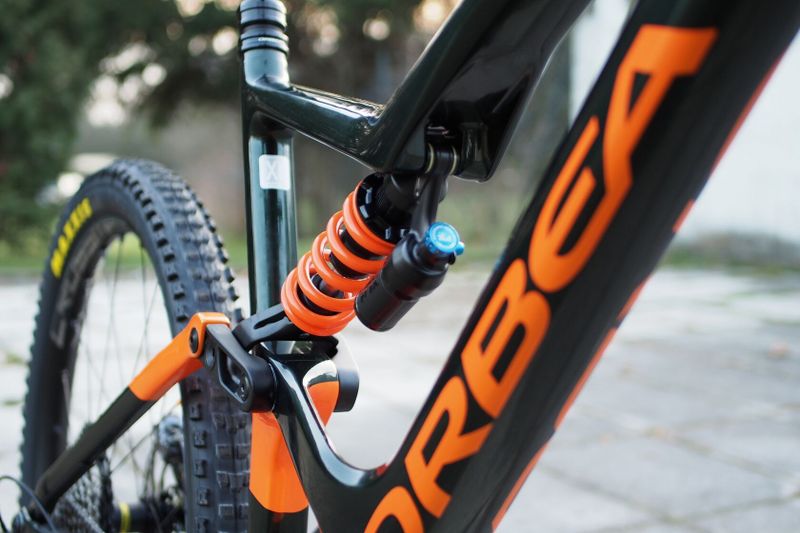 VÝPRODEJ! celoodpružené kolo 29" Orbea OCCAM M10 LT MyO 2022 (vel. XL, zeleno/oranžové)