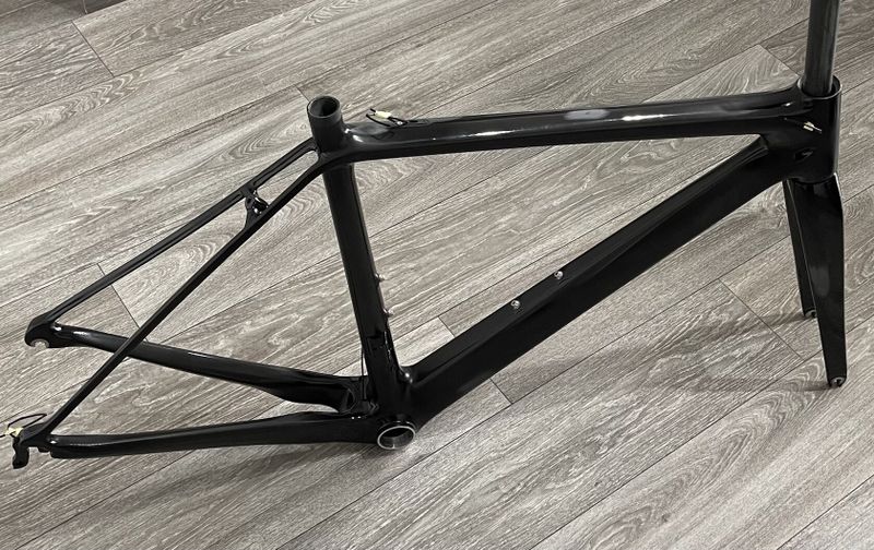NOVÝ karbonový silniční rámový set - velikost 50cm, váha pouze 1024g