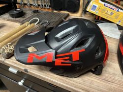 Prodám integrální enduro přilbu Met velikost M s odjimatelným chráničem 