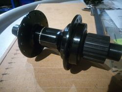 Zadní náboj Shimano FH-MT410-B 148/12 32 děr