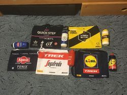 originální láhve profi týmů + originál tašky na občerstvení.