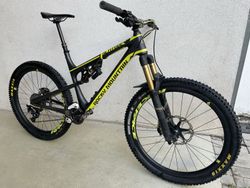 Zábavné karbonové enduro Rocky Mountain Altitude