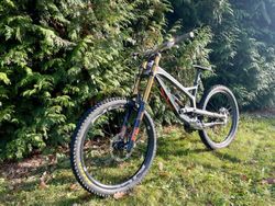 Sjezdové kolo YT Tues Race Pro - TOP model - perfektní stav včetně příslušenství