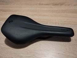 Sedlo SYNCROS SADDLE TOFINO R 2.0 / CHANNEL BLACK