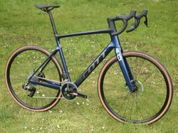 SCOTT Addict 10 Disc 2022 – endurance silniční kolo s karbonovým rámem – NOVÉ