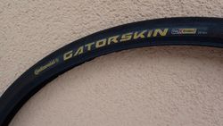 2x Continental Gatorskin 28mm + 1x duše