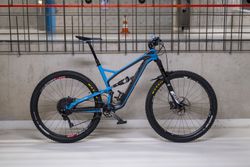 YT JEFFSY CF Comp 2, vel. L, karbon, 1x11, Reverb 170mm + příslušenství