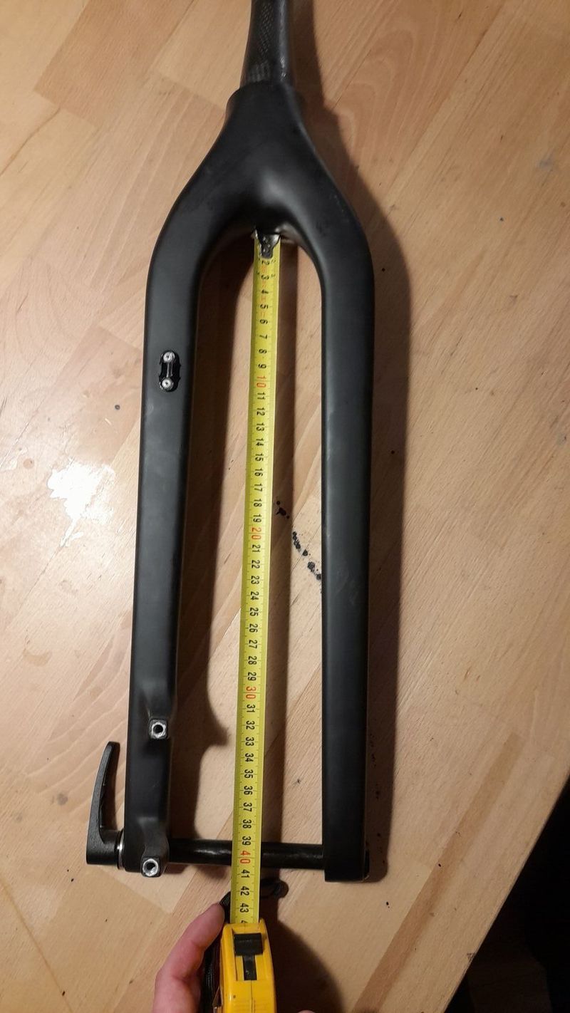 Prodám pevnou karbonovou vidlici 29" taper krk