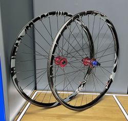 Zapletená kola TUNE Blackburner | náboje King / Kong 100/15 a 142/12 | Sram XD | Sapim CX Ray