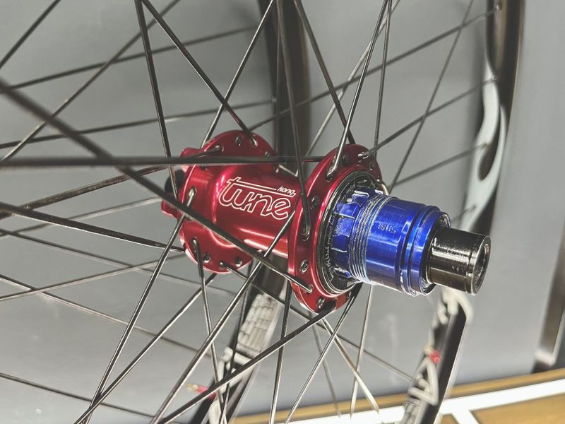 Zapletená kola TUNE Blackburner | náboje King / Kong 100/15 a 142/12 | Sram XD | Sapim CX Ray